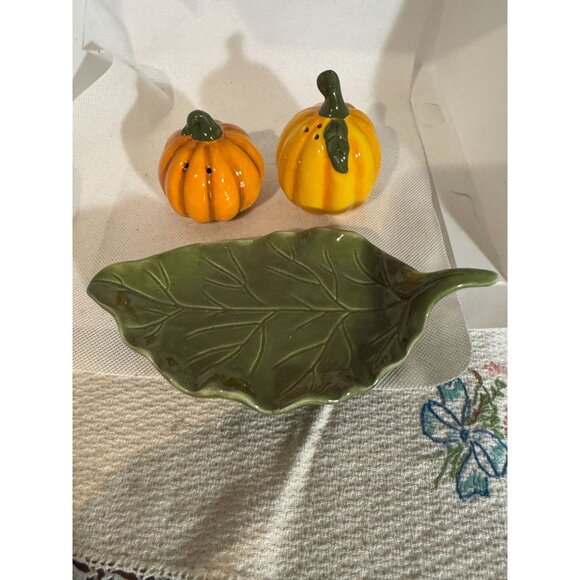 Cracker Barrel Pumpkin Salt & Pepper Shakers With Leaf Tray Stoneware Fall Decor - Picture 2 of 4